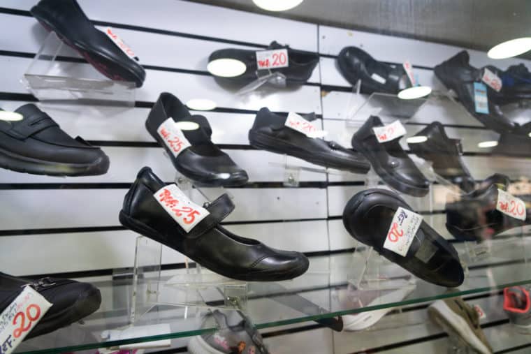 Catia zapatos escolares deportivos negros blancos escocolar Caracas El Diario Jose Daniel Ramos