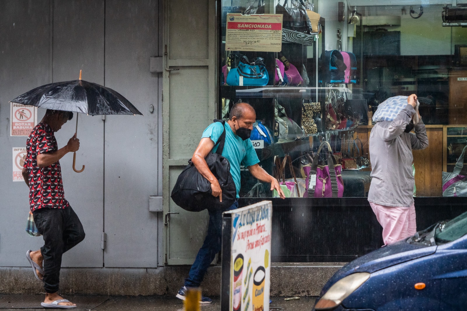 Precipitation weather rains citizens under the rain Caracas El Diario Jose Daniel Ramos