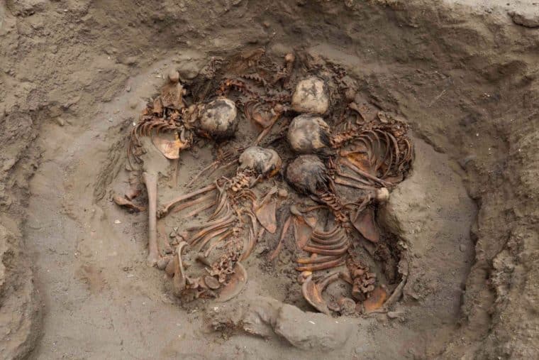 Descubrieron 76 nuevas tumbas de niños sacrificados cultura antigua en Perú
