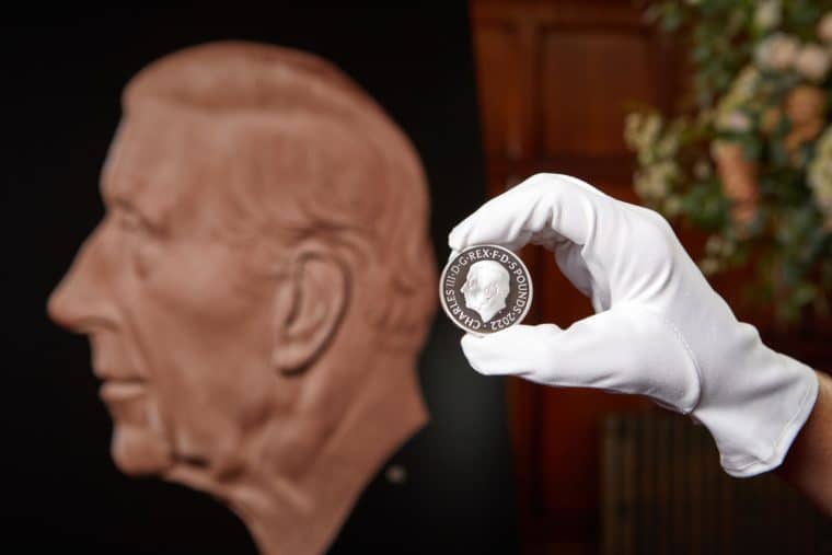 Presentaron la nueva moneda con la imagen del rey Carlos III