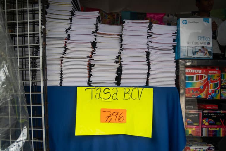 Chacaito buhoneros escolares venta de útiles escolares uniformes bolsos Caracas El Diario Jose Daniel Ramos