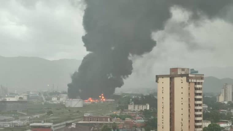 Refinería de Puerto La Cruz se incendió tras ser impactada por un rayo: los detalles