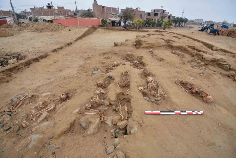 Descubrieron 76 nuevas tumbas de niños sacrificados cultura antigua en Perú