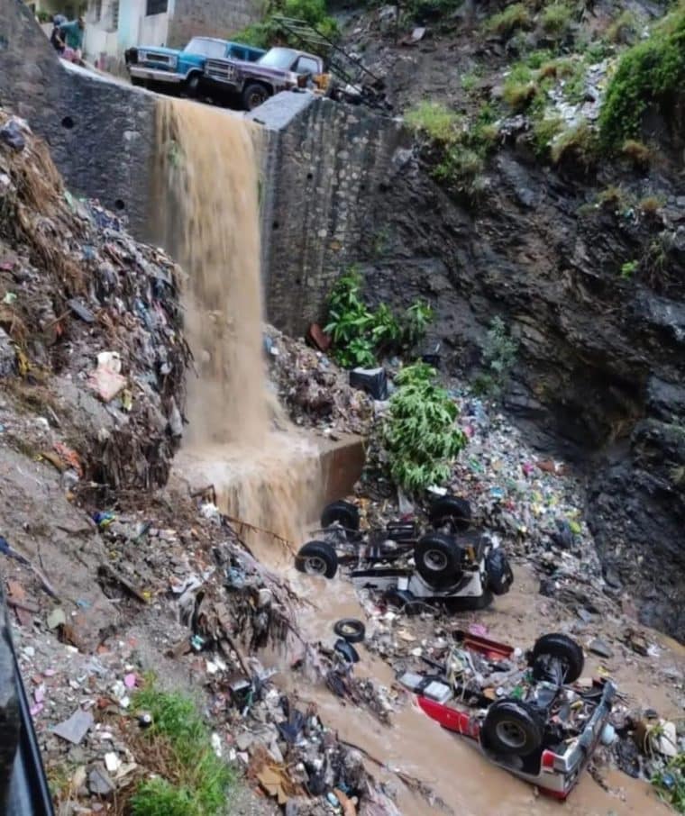 Inundaciones y vehículos arrastrados por el agua: los daños que dejó la lluvia en Vargas