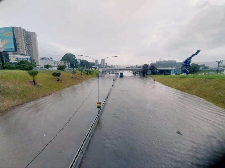 Autoridades restringieron el paso de vehículos en el distribuidor Altamira tras las lluvias: ¿cuáles son las vías alternas?