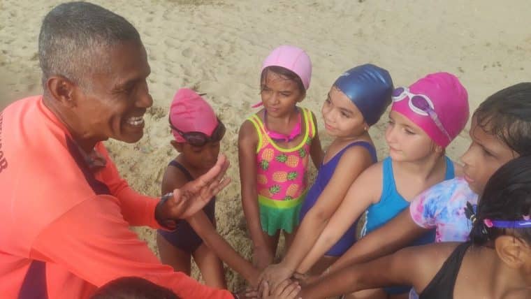 La Guaira sin piscinas: equipos de natación practican en la playa￼