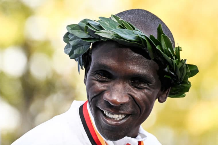 El keniano Eliud Kipchoge ganó el Maratón de Berlín e impuso un nuevo récord