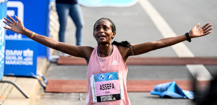 El keniano Eliud Kipchoge ganó el Maratón de Berlín e impuso un nuevo récord