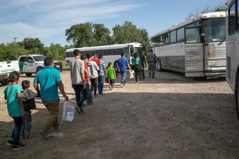 Disputa entre gobernadores demócratas y republicanos: cientos de migrantes son enviados de un estado a otro