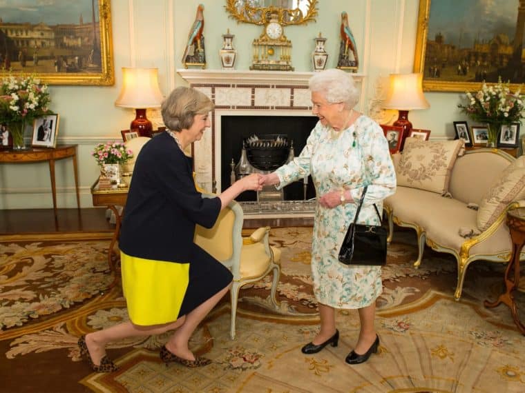 reina Isabel II recibe a la conservadora Theresa May