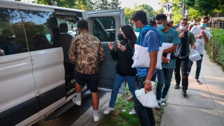 El gobernador de Texas envió otro grupo de migrantes venezolanos hasta la residencia de Kamala Harris