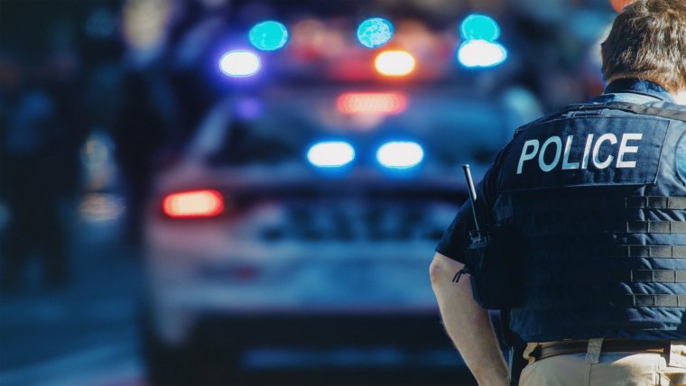 Un tren en Estados Unidos impactó una patrulla de policía que tenía a una mujer detenida