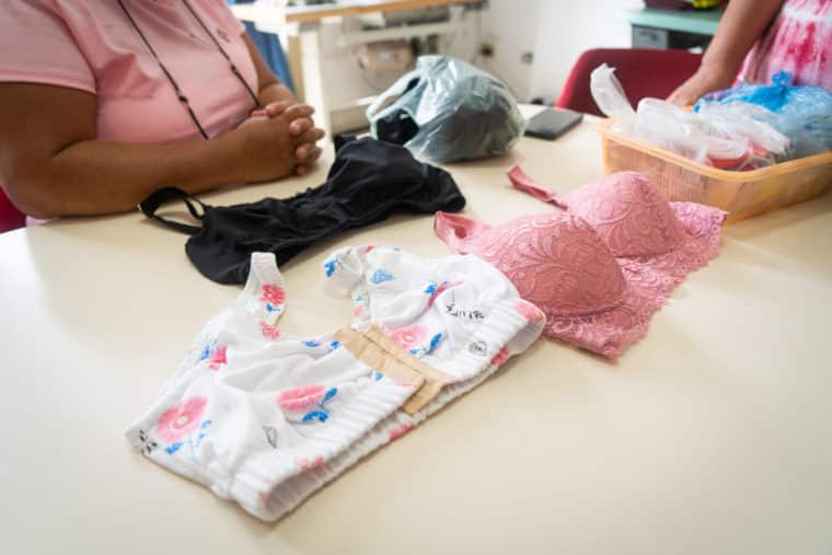 Asesorar Estacionario juntos Una fundación confecciona sostenes con prótesis mamarias para  sobrevivientes de cáncer en Venezuela