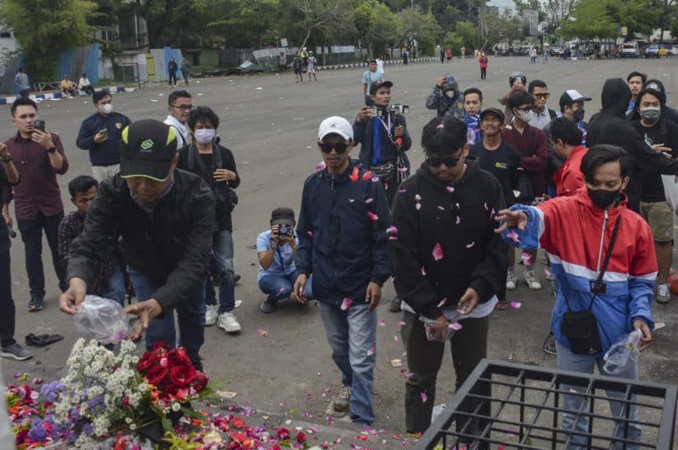 Tragedia en Indonesia: más de 120 muertos tras un partido de fútbol ￼