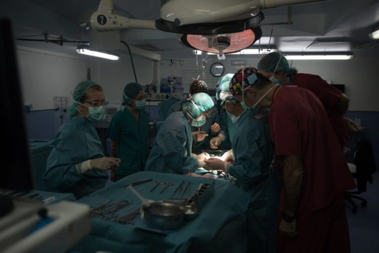 Médicos en España lograron un trasplante de intestino en una bebé de 13 meses con una técnica inédita
