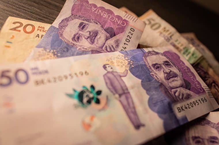 ¿Qué requisitos exige el Banco Plaza para abrir una cuenta en pesos colombianos?