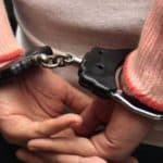 Una mujer fue detenida por quemar las manos de su hija de 11 años con un tenedor caliente