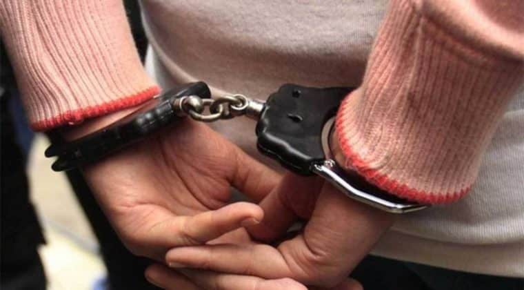 Una mujer fue detenida por quemar las manos de su hija de 11 años con un tenedor caliente
