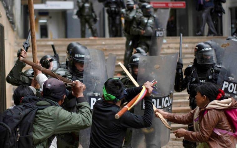 Disturbios en Bogotá: 24 heridos durante una protesta indígena