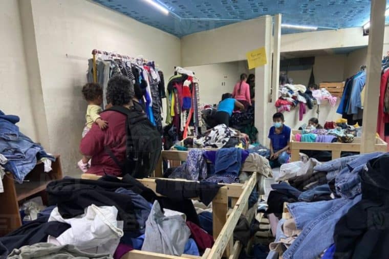Mexicanos en la frontera instalaron “Gratis tienda” para ayudar a migrantes venezolanos deportados de EE UU