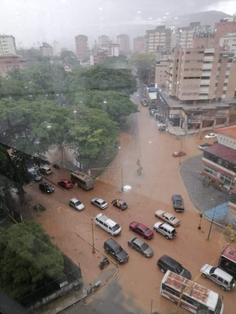 Lluvias y fuertes ráfagas de viento causaron destrozos en varias zonas de Caracas