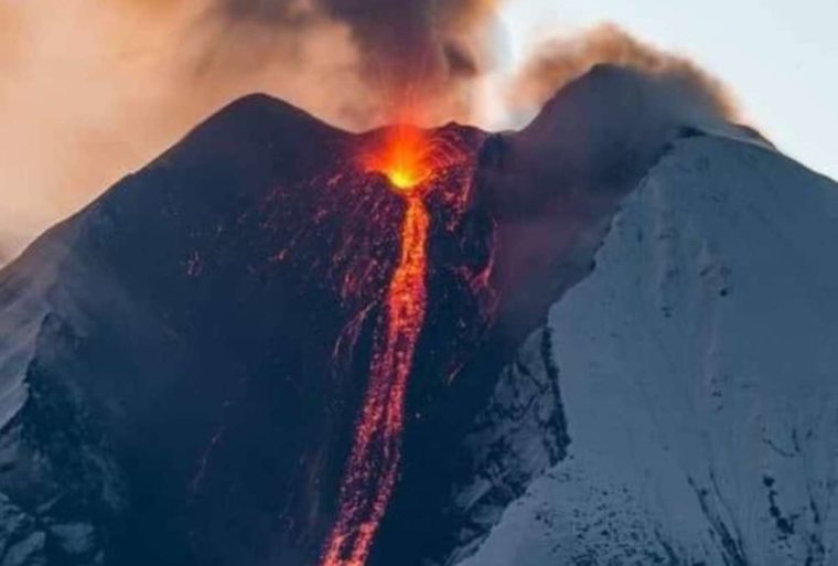 Nube de ceniza del volcán Sangay cubrió a tres provincias de Ecuador