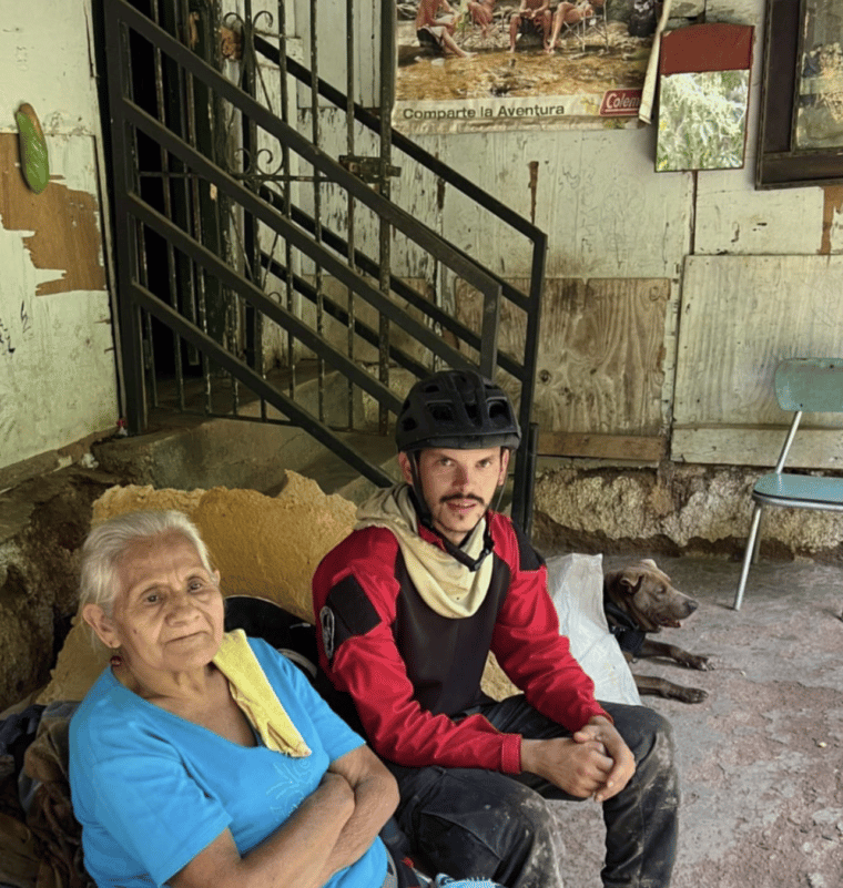 Rescataron a tres adultos mayores que habían quedado atrapados en sus casas tras el deslave en Las Tejerías