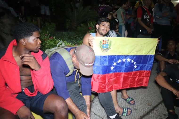 Migrantes venezolanos protestaron en un puente de México ante las nuevas medidas de EE UU