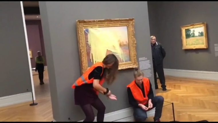Dos activistas por el clima lanzaron puré de papa a un cuadro de Monet en Alemania 