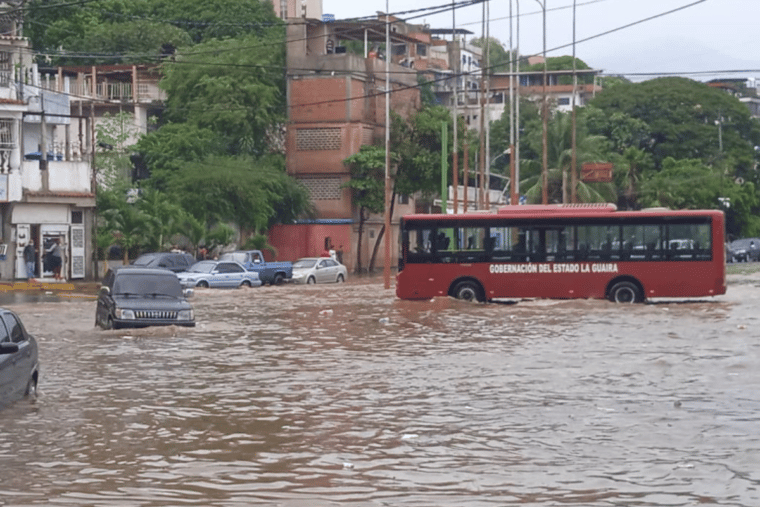 Al menos tres personas murieron tras las fuertes lluvias en La Guaira