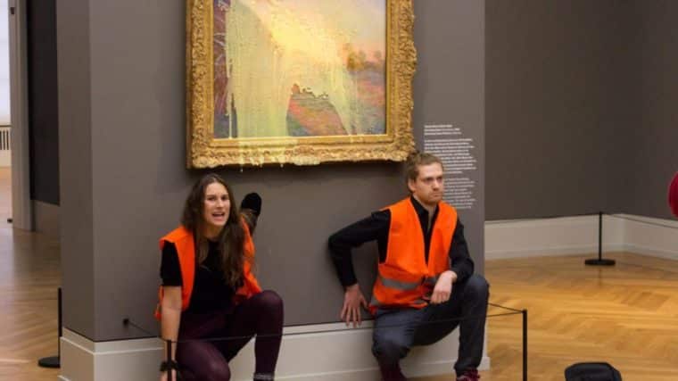 Dos activistas por el clima lanzaron puré de papa a un cuadro de Monet en Alemania 