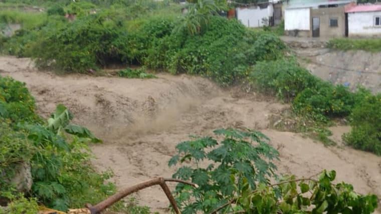 Lluvias en La Guaira: desbordamiento de río El Cojo en Macuto y crecida del río San Julián en Caraballeda este viernes 28 de octubre