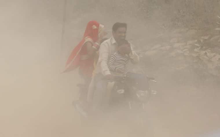 La capital de India suspendió parte de sus actividades debido a la alta contaminación del aire