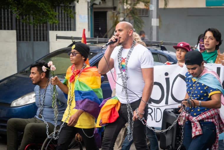 Manifestantes LGBTIQ encadenados frente a la Defensoría El Diario Jose Daniel Ramos