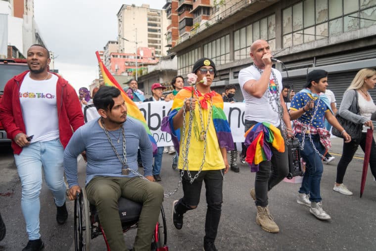 Manifestantes LGBTIQ encadenados frente a la Defensoría El Diario Jose Daniel Ramos