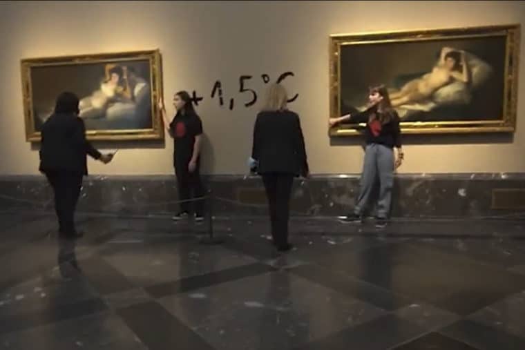 Detuvieron a dos activistas tras pegarse a dos cuadros de Goya en el Museo del Prado