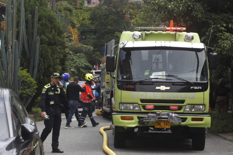 En imágenes: una avioneta cayó en una zona residencial de Medellín y dejó al menos ocho muertos