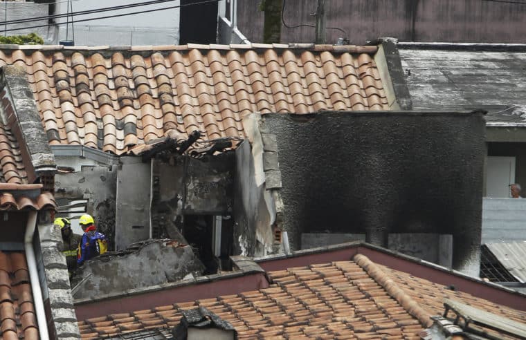Avioneta cayó en una zona residencial de Medellín: al menos ocho muertos