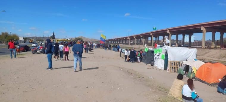 Solo dos de los migrantes venezolanos que acampan cerca del río Bravo han aceptado trasladarse a albergues en México