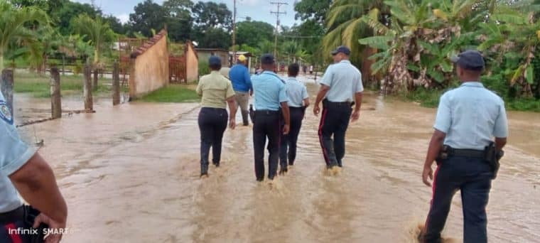 Desbordamiento de quebradas e inundaciones afectaron a Higuerote y Barlovento