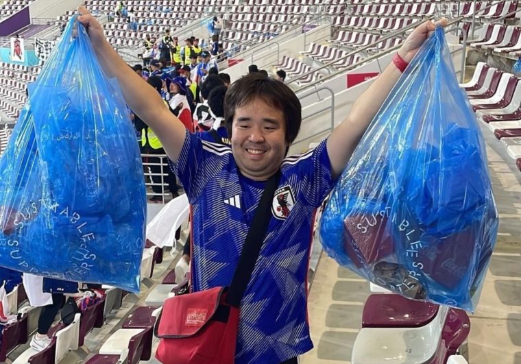 Mundial Catar 2022: hinchas y futbolistas de Japón se viralizan por limpiar al final de los partidos 