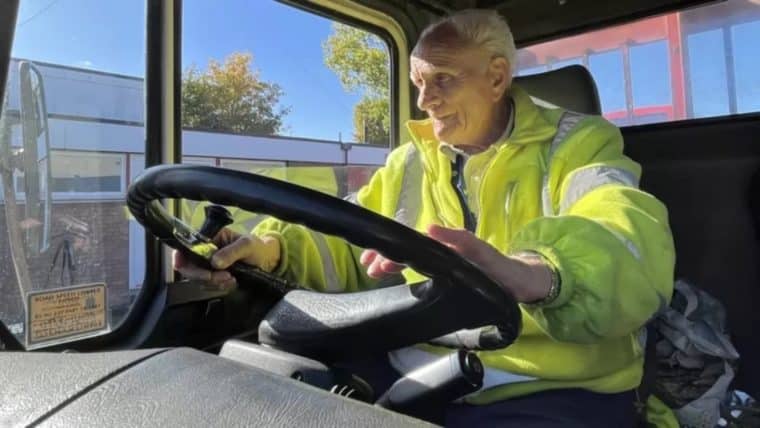 El camionero de 90 años que se rehúsa a jubilarse y a entrar en los récords Guinness