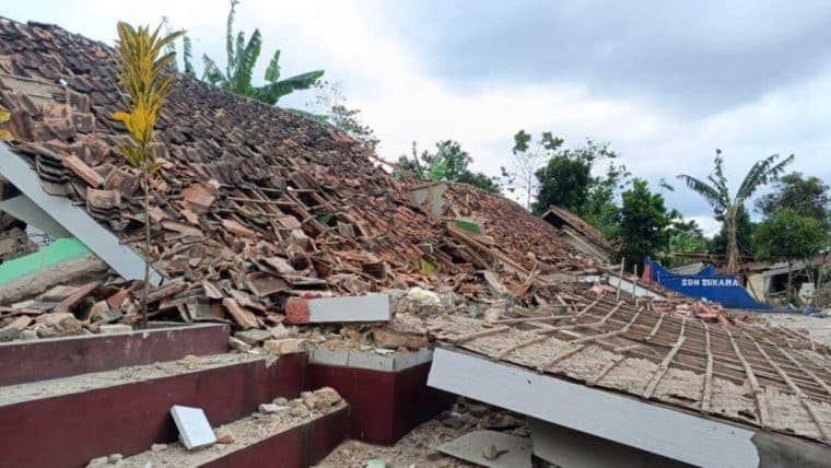 Más de 260 personas han muerto en un terremoto de magnitud 5,6 en Indonesia