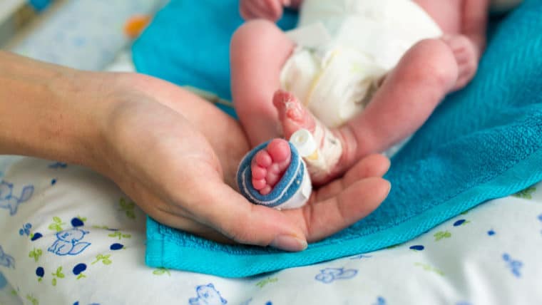 OMS recomienda priorizar el contacto piel con piel en el cuidado de bebés prematuros
