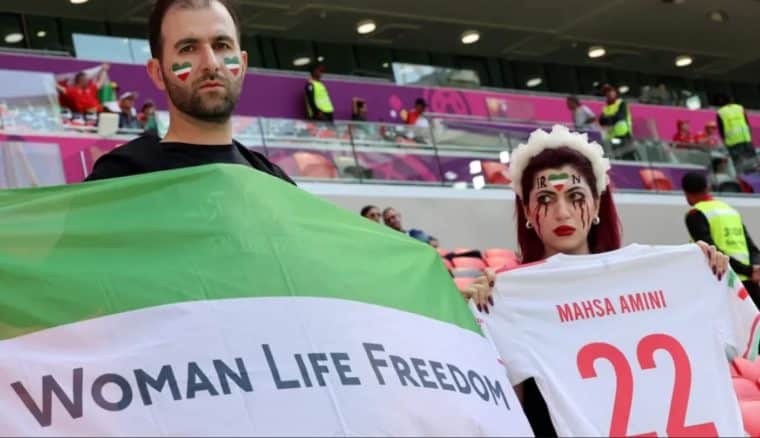 Un hombre protestó con la bandera de arcoiris durante un partido del Mundial de Catar 2022: ¿qué castigo podría sufrir?