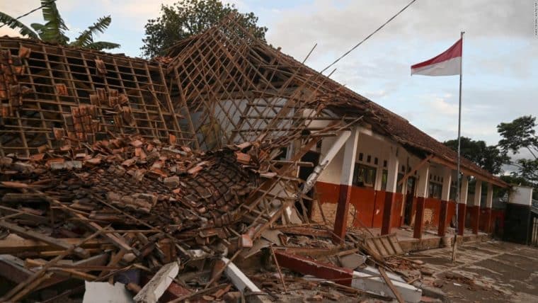Más de 260 personas han muerto en un terremoto de magnitud 5,6 en Indonesia