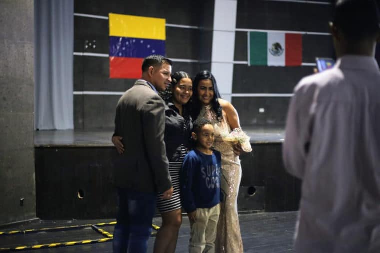 7 parejas de migrantes venezolanos se casaron en un albergue de México
