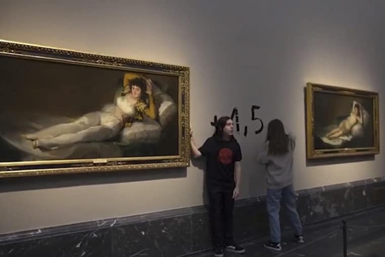 Detuvieron a dos activistas tras pegarse a dos cuadros de Goya en el Museo del Prado