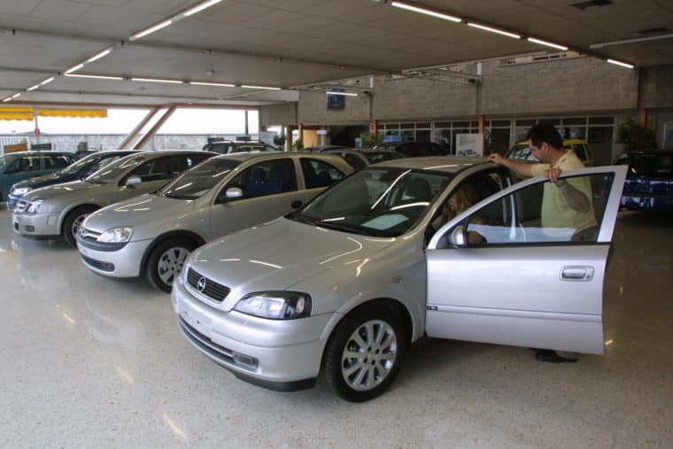 ¿Cuánto cuesta un vehículo usado en Venezuela y cómo es el trámite de compra?