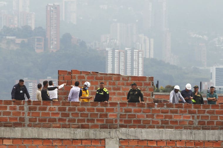 Avioneta cayó en una zona residencial de Medellín: al menos ocho muertos
